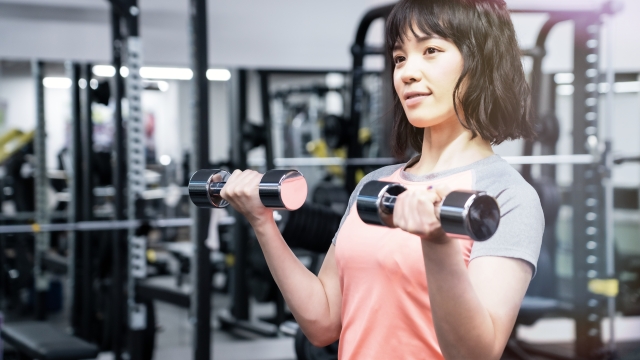 ダンベルトレーニングをする女性